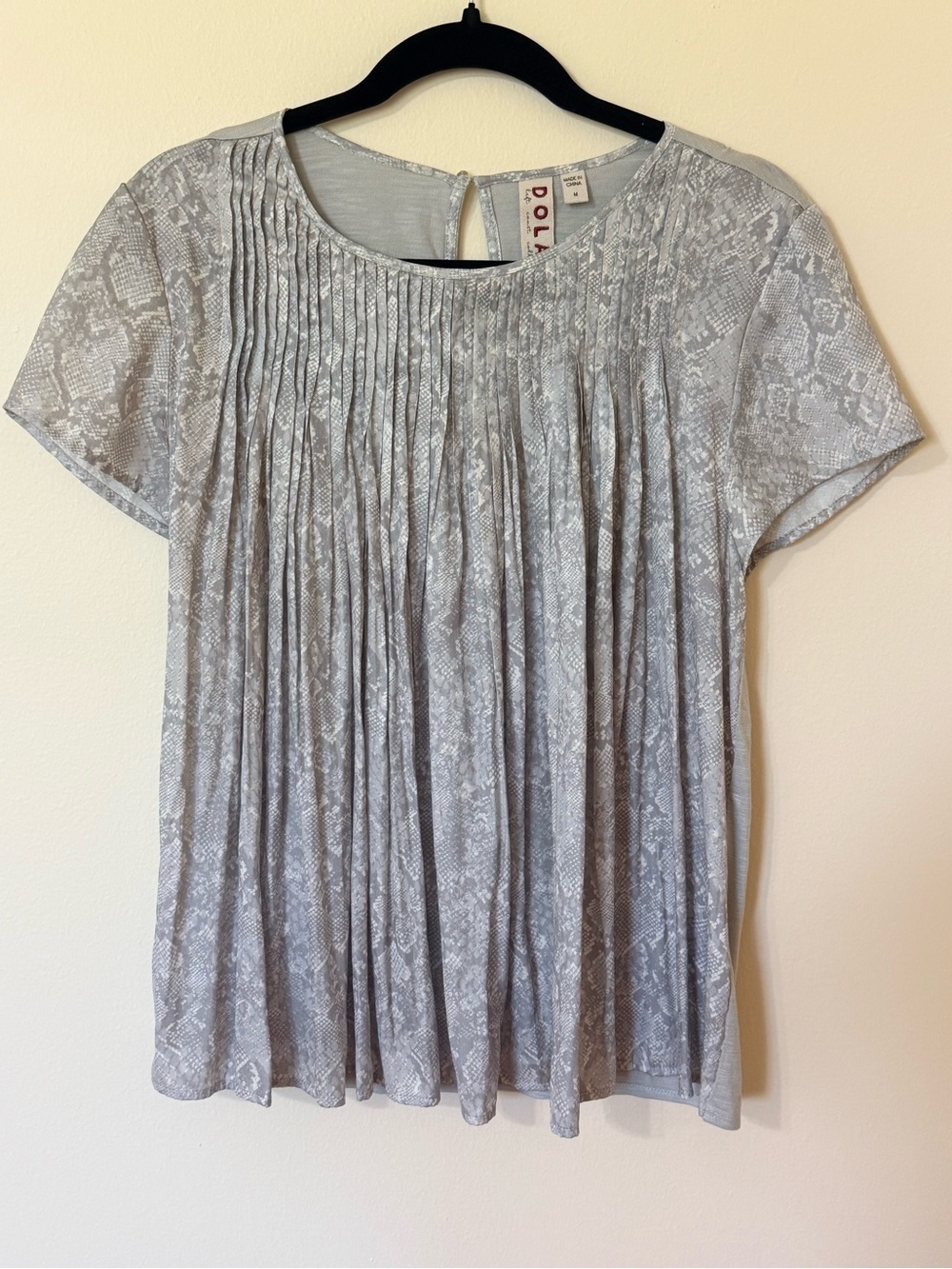 dolan Light Gray Snake-Print Pleated Short Sleeve Top
